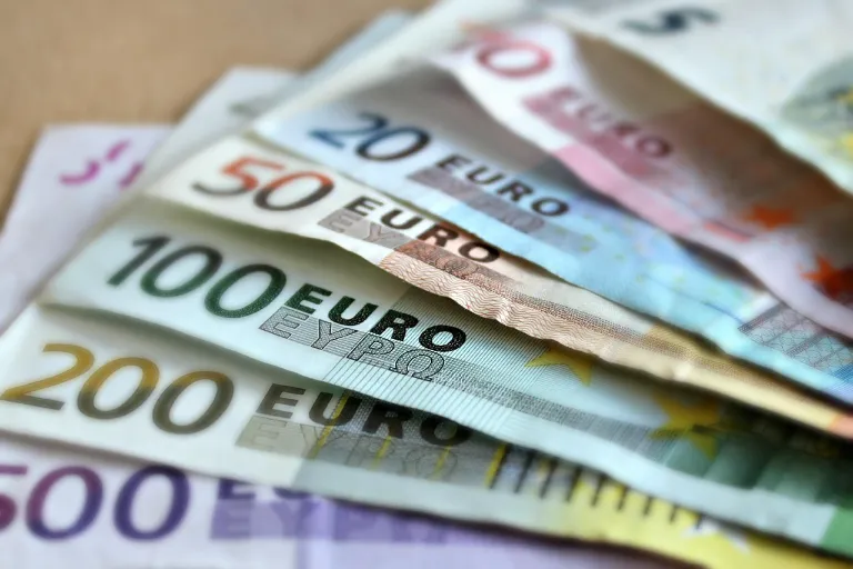Monetárna politika: Ako vznikajú peniaze a kto ich riadi?